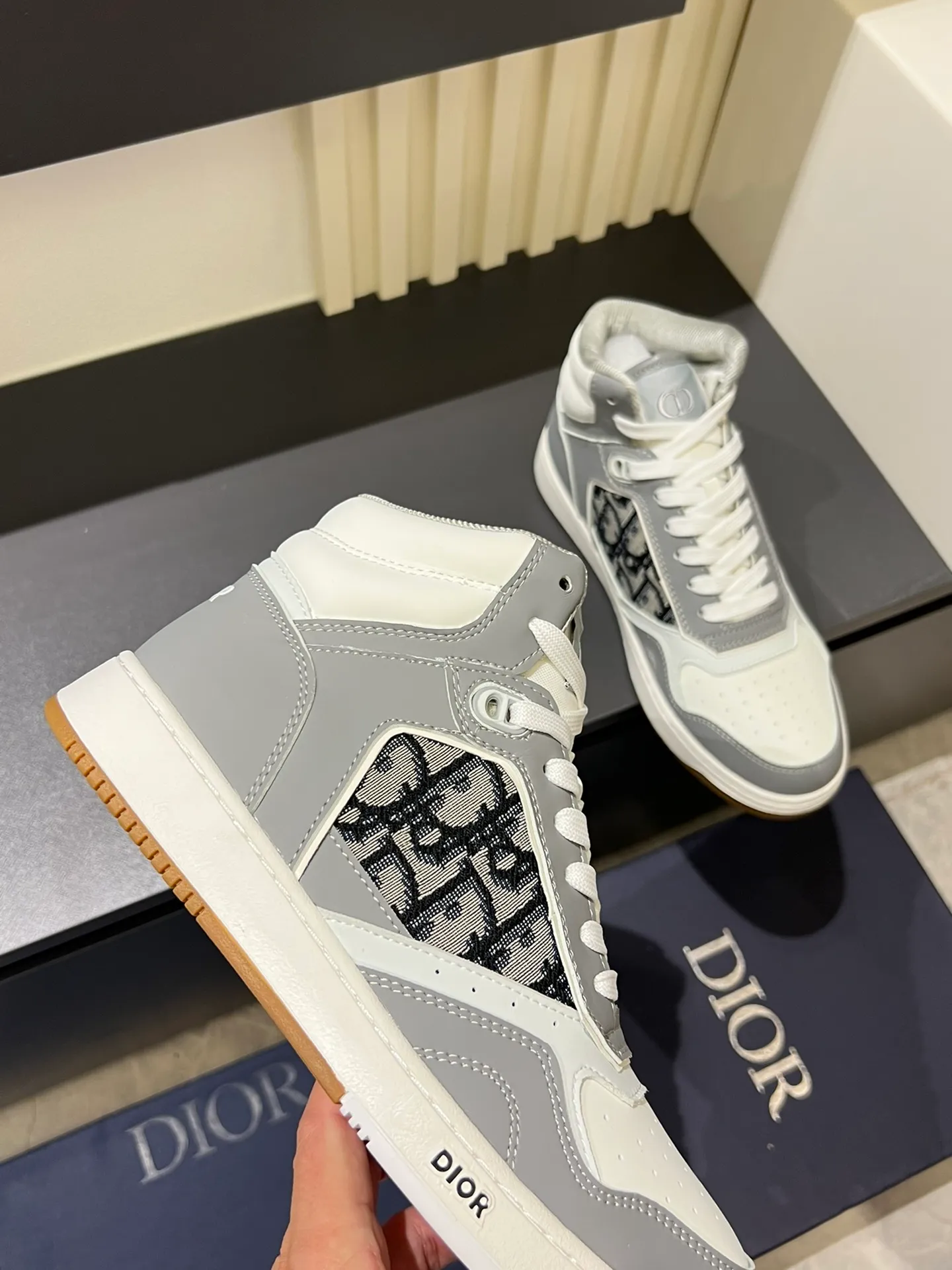 Men's shoes 💰p460 "Dio*" mid-top B27 casual sneakers. This B27 high-top sneaker is a new product in the series and continues Di*r's classic style. Crafted from gray and white smooth calf leather with beige and black Oblique print panels on the sides. The "CD Icon" shaped shoelace eyelets are clever and delicate, and the two-color rubber sole, rear collar and heel are all equipped with the brand's iconic details to enhance the style. Oblique printed straps at the ankle allow for an adjustable fit to complement the overall design. Fashionable and versatile, it can complement any look. Create an exquisite design with unique dynamic vitality and modern atmosphere, presented in low-top and high-top styles. This new must-have shoe adds a new dimension to Dior's archive heritage, embodying modern elegance. Purchase the original version and make it 1:1. If you need top quality, please come to me! Male 38-44!